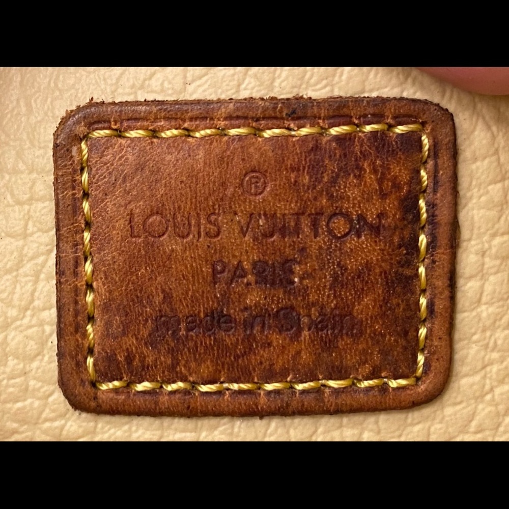 ❌SOLD❌ Louis Vuitton Cosmetic pouch - Picture 8 of 13
